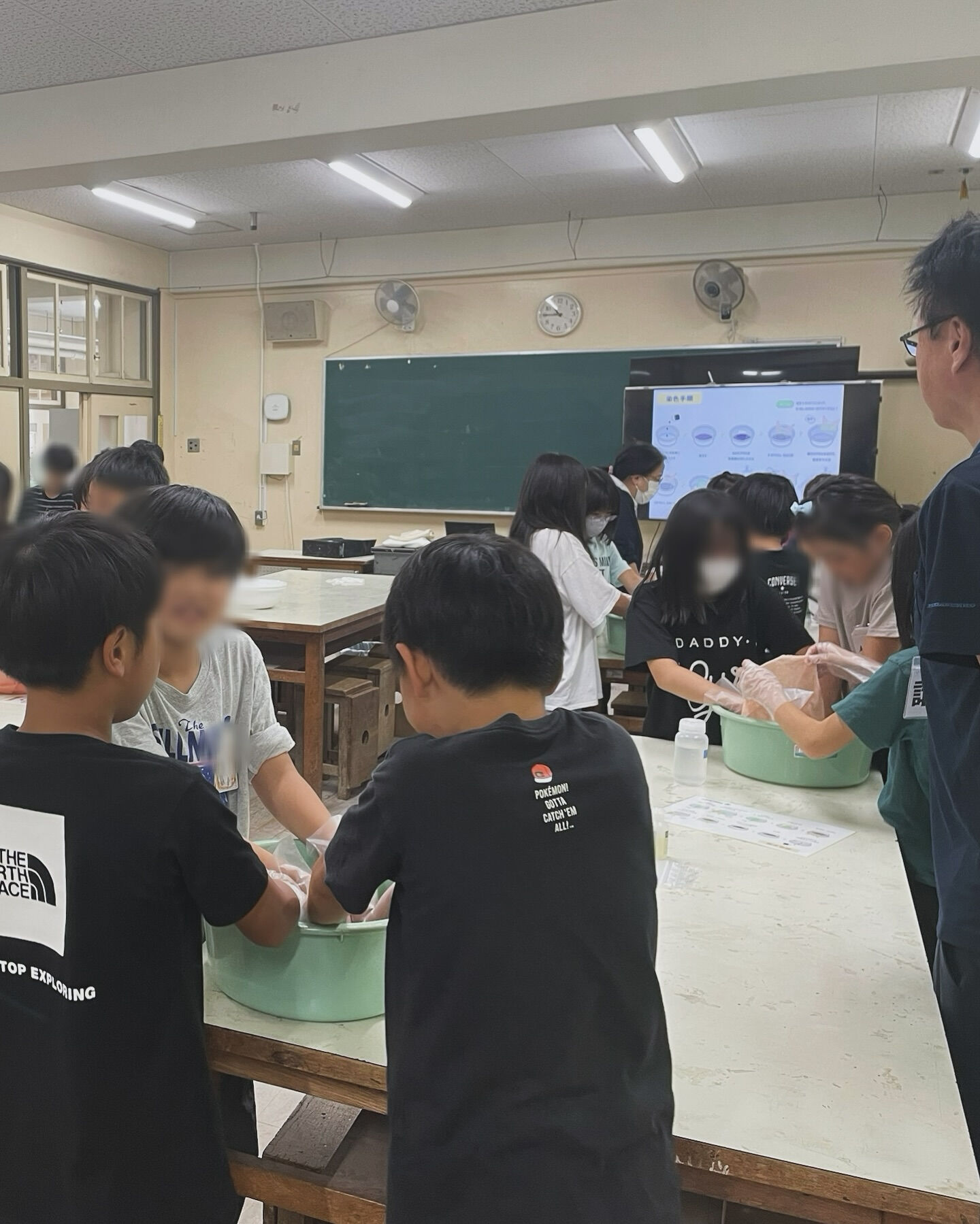 地域の小学校へ染色教室